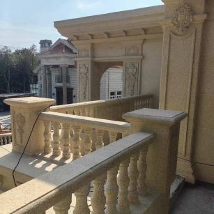 嘉兴 黄金麻别墅外墙干挂雕花配合阳台栏杆花瓶柱