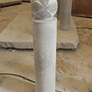 嘉兴 芝麻白花岗岩石材挡车石柱、停车柱、圆柱挡车柱、方柱挡车柱等