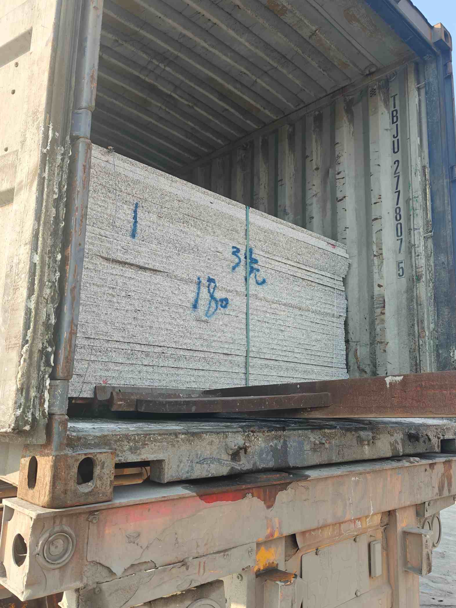 嘉兴 芝麻白花岗岩石材3.0公分光面毛板装柜出货