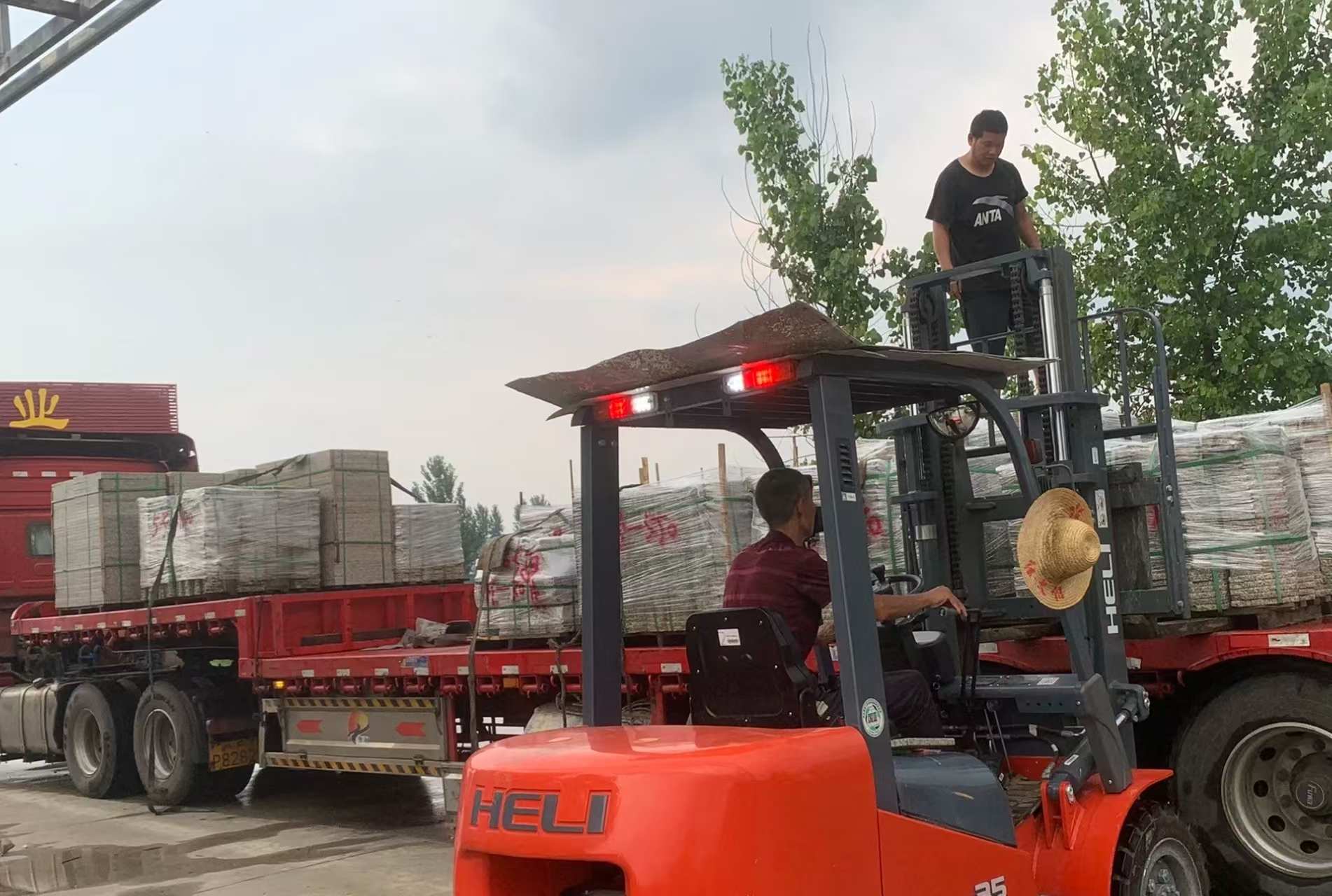 嘉兴 黄金麻冰裂纹，地铺石装车