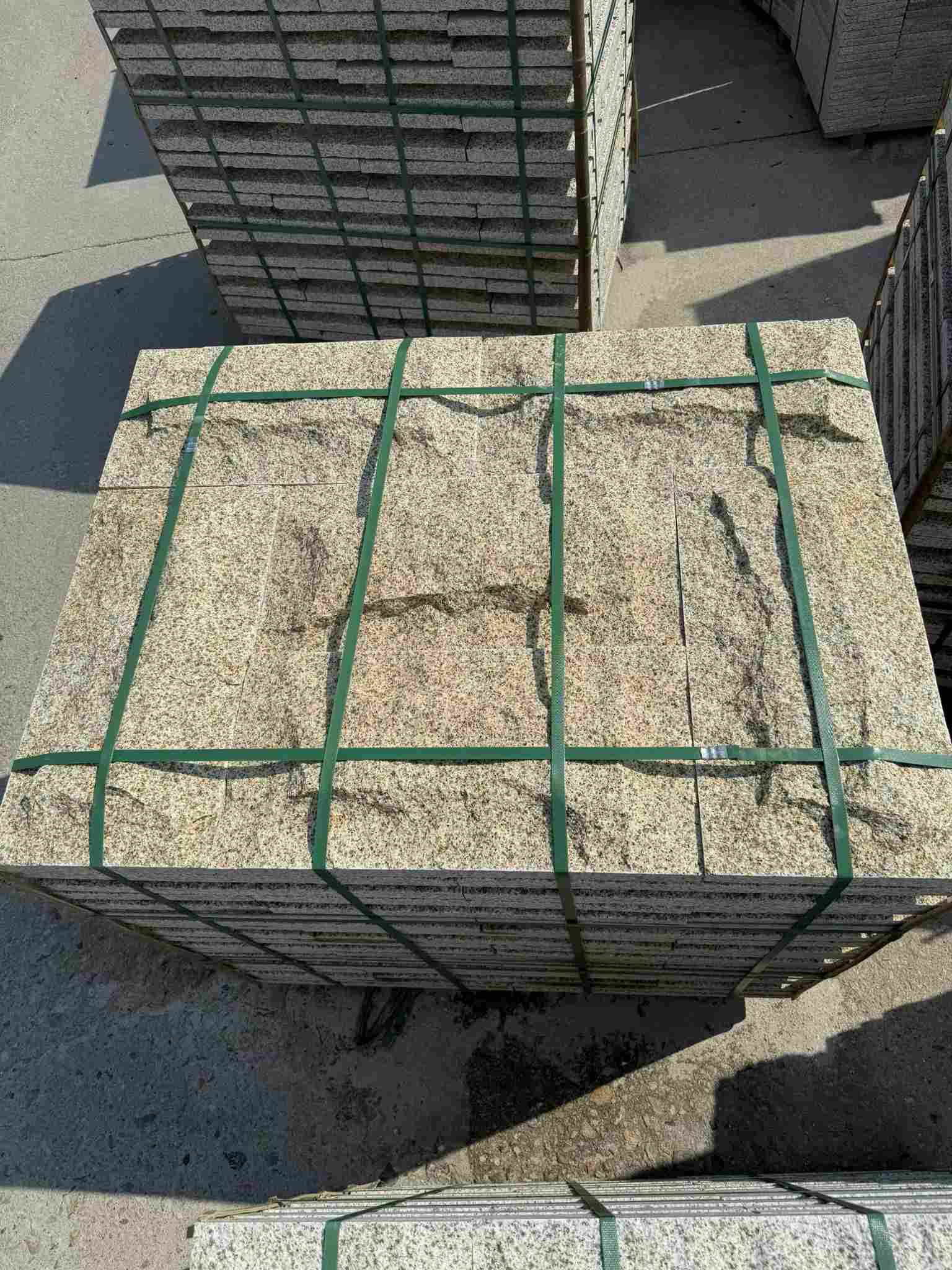 嘉兴 黄金麻花岗岩石材自然面蘑菇石成品