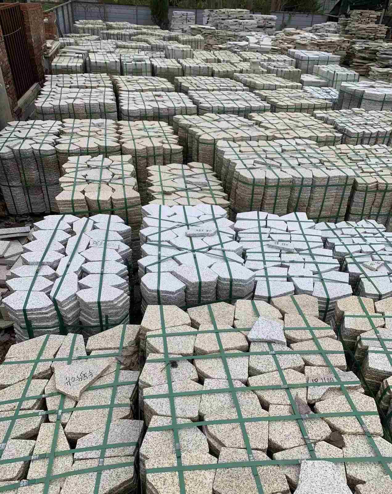 嘉兴 黄金麻白麻花岗岩荔枝面地铺石(冰裂纹)