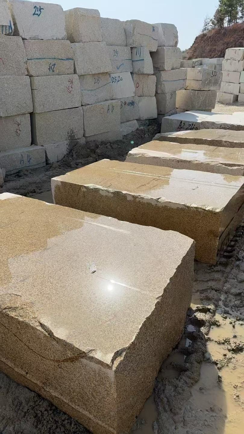 嘉兴 黄金麻方料堆场洗料分选中，原材料充足