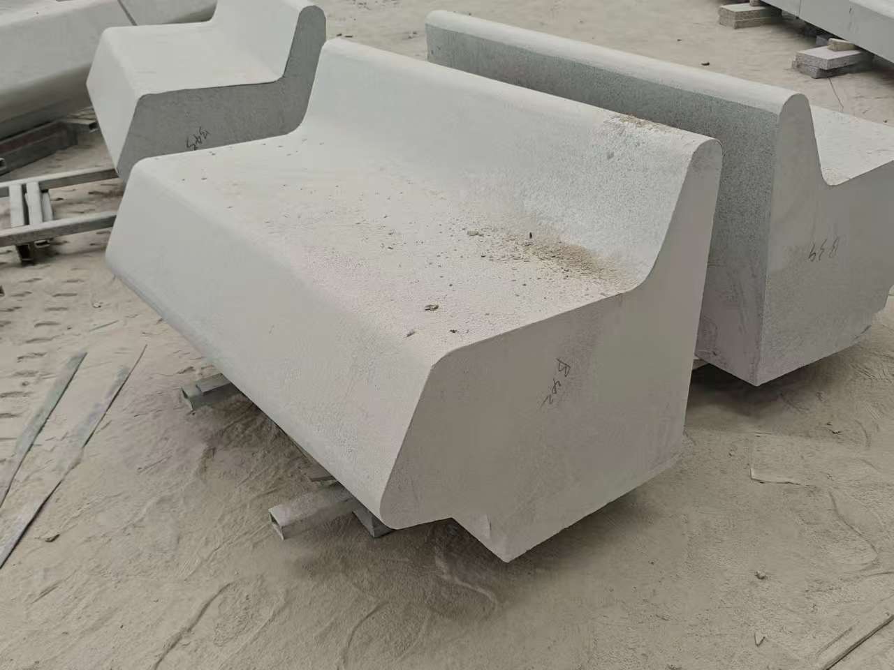 嘉兴 芝麻白花岗岩异形坐凳，石凳