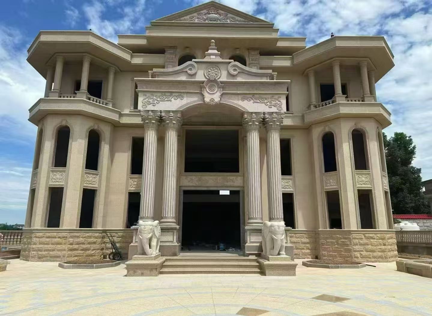 嘉兴 黄金麻别墅外墙干挂，大柱，大象，蘑菇石，雕花板