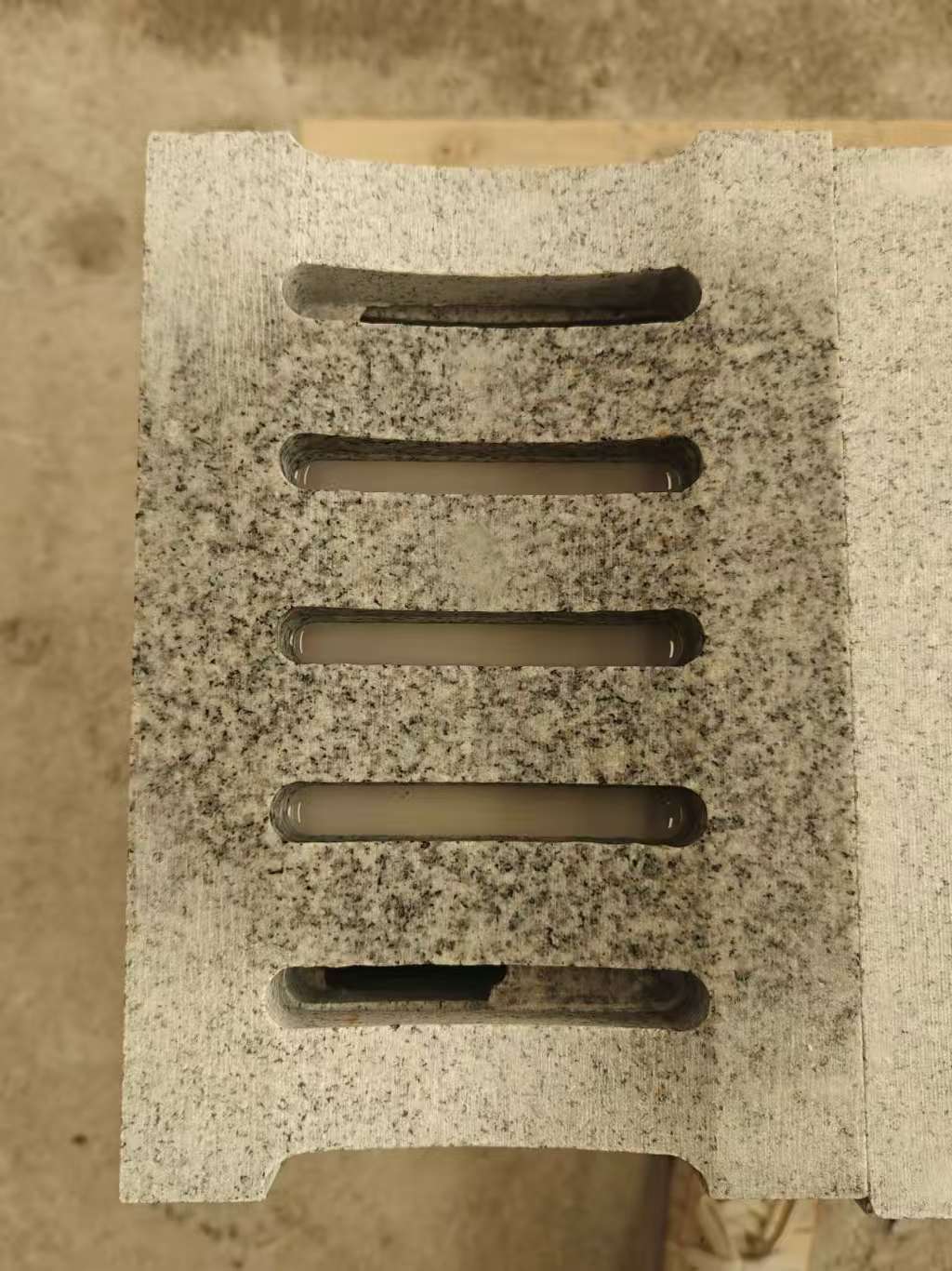 嘉兴 芝麻白拉丝面花岗岩U型开槽排水槽