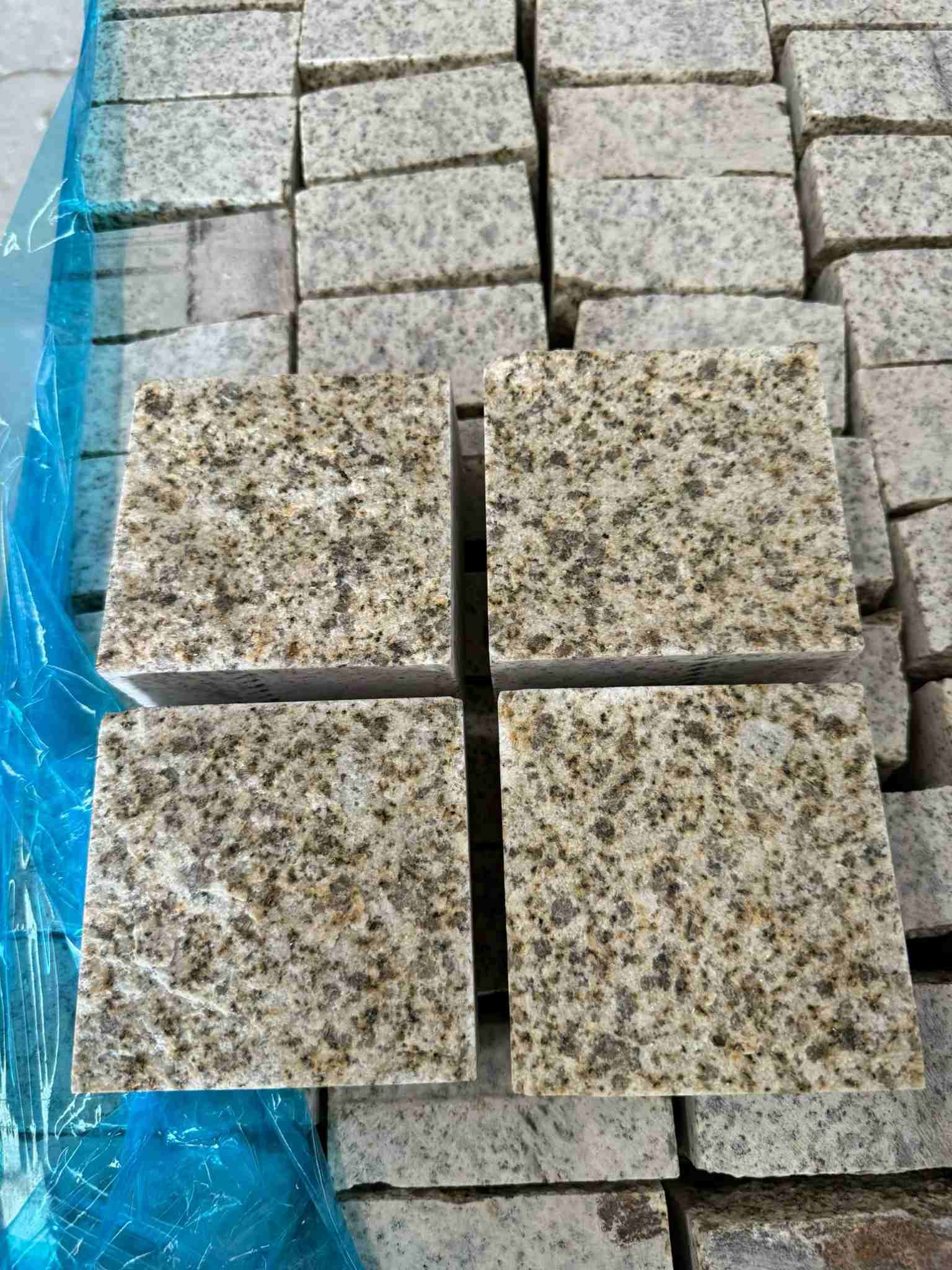 嘉兴 黄金麻花岗岩自然面小方块，弹石，马蹄石等