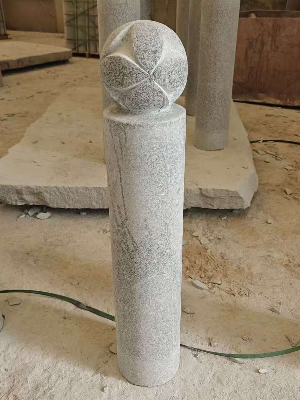 嘉兴 芝麻白花岗岩石材挡车石柱、停车柱、圆柱挡车柱、方柱挡车柱等