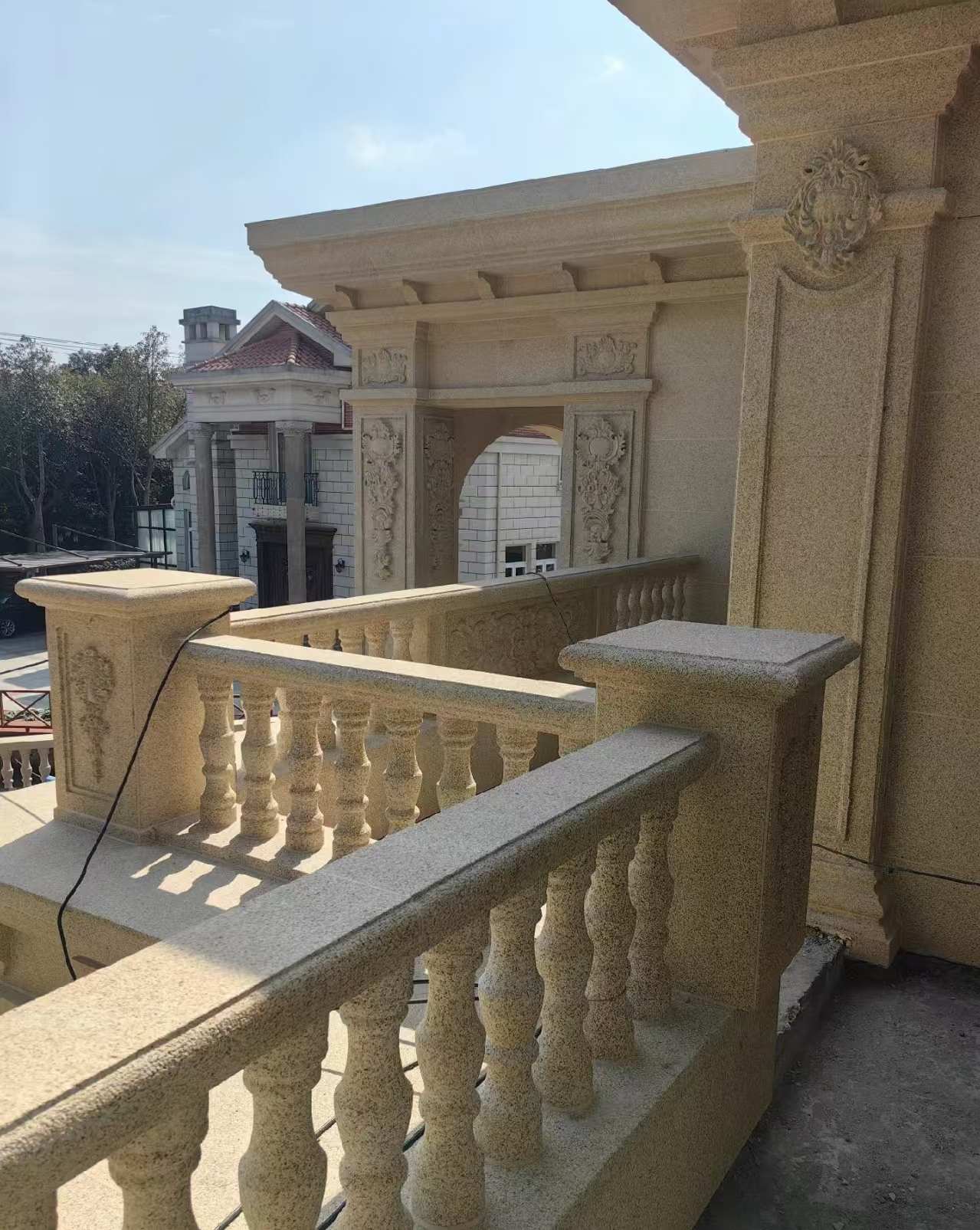 嘉兴 黄金麻别墅外墙干挂雕花配合阳台栏杆花瓶柱