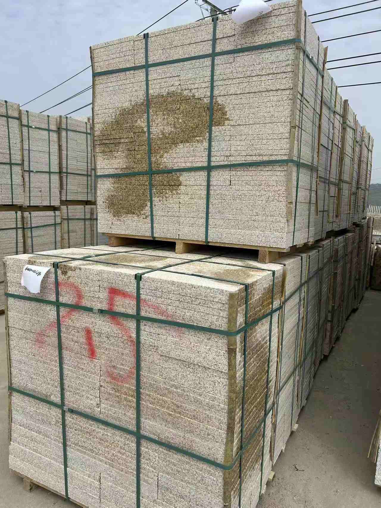 嘉兴 黄金麻花岗岩石材荔枝面地铺石2.5*300*600