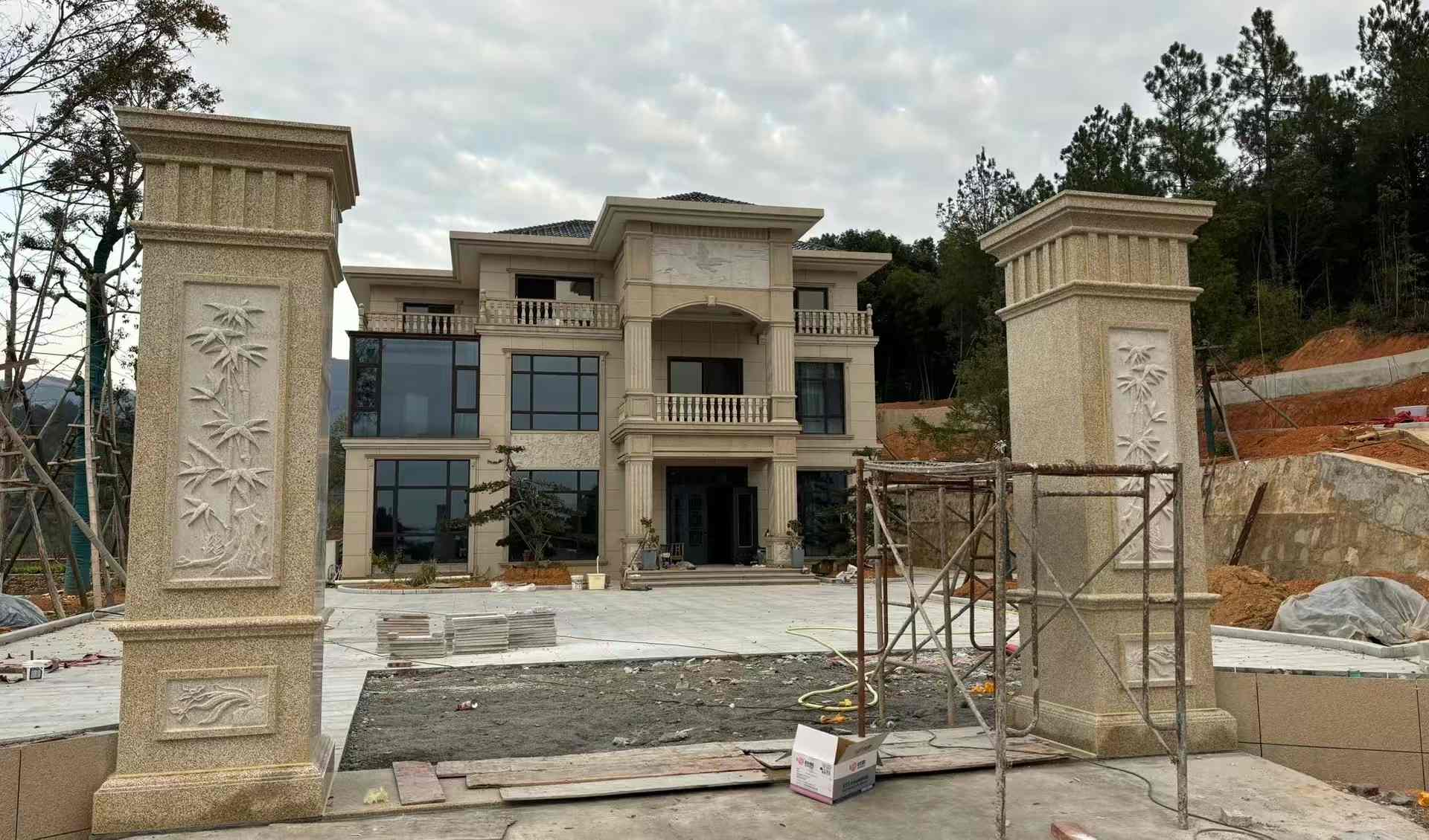 嘉兴 黄金麻花岗岩别墅雕花外墙干挂配上门口雕花罗马柱