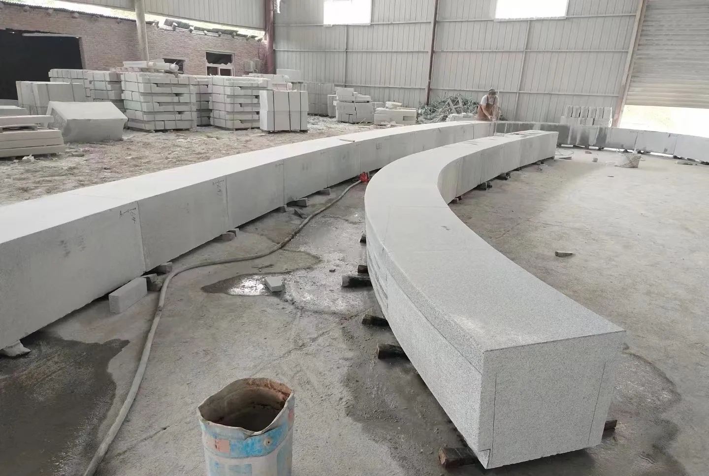 嘉兴芝麻白花岗岩石板材 园林光面弧形坐凳