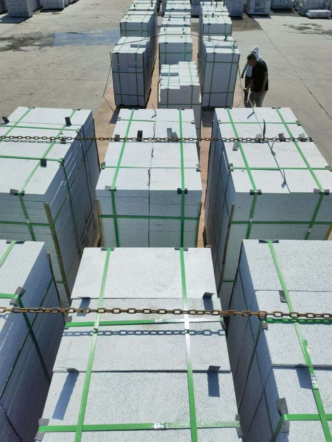 嘉兴 芝麻白花岗岩5公分地铺石 花岗岩厂家工厂装车日常